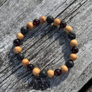 Granat, lavastein og sandeltre